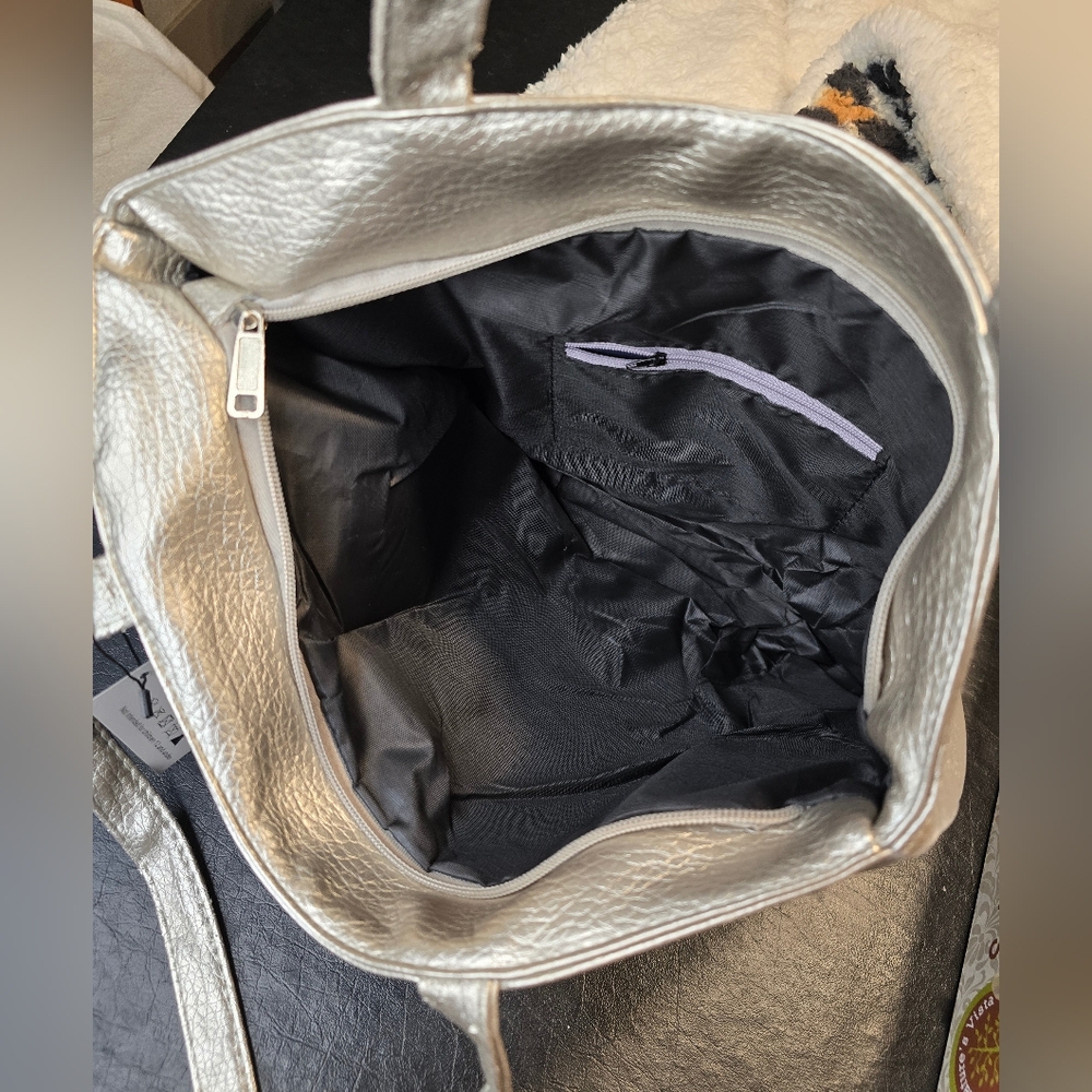 Silver Tote with Pinched Columns = Cute! - Picture 6 of 10